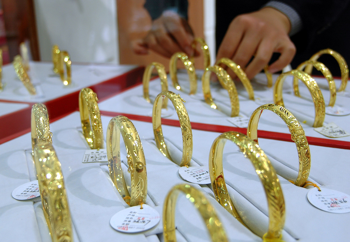 广州夫妇豪掷70万购金！投资金条和古法硬金镯子成爆款