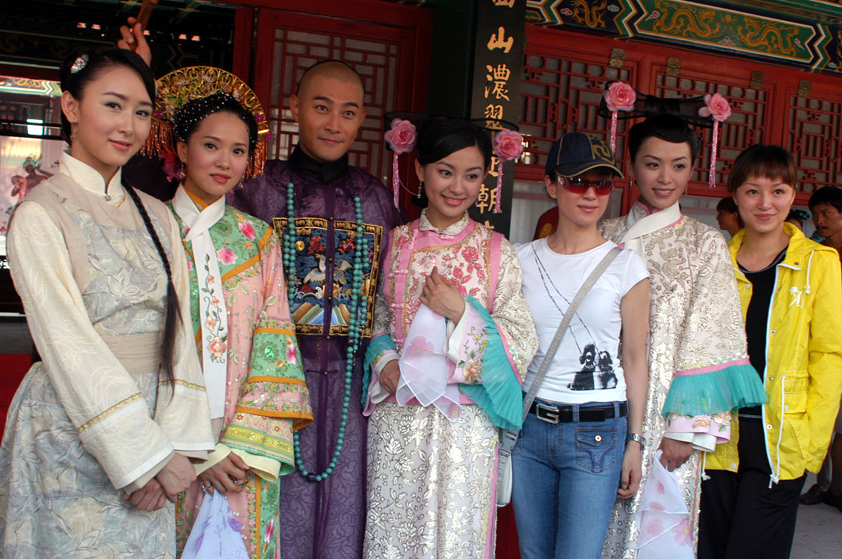 帮我写个穿越剧电影剧本主题围绕爱情