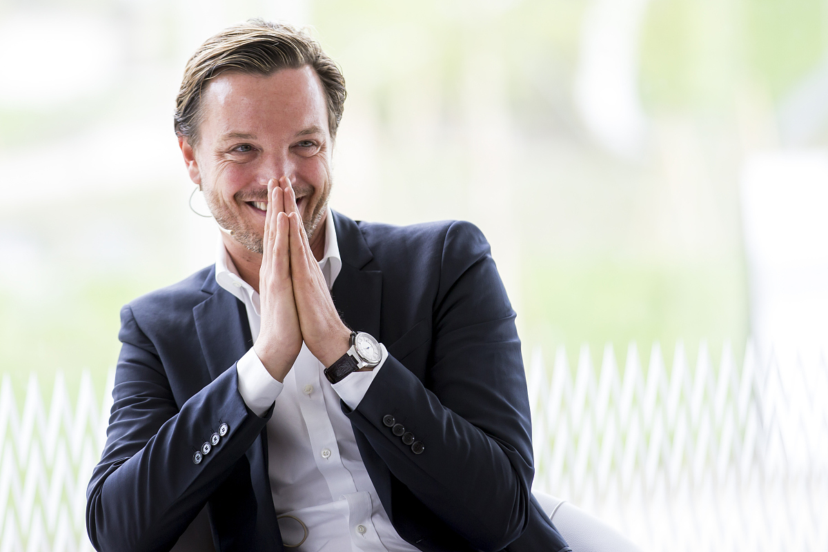 三次方程 d^3 + 4d^2 + 5d + 3 = 0 的求解