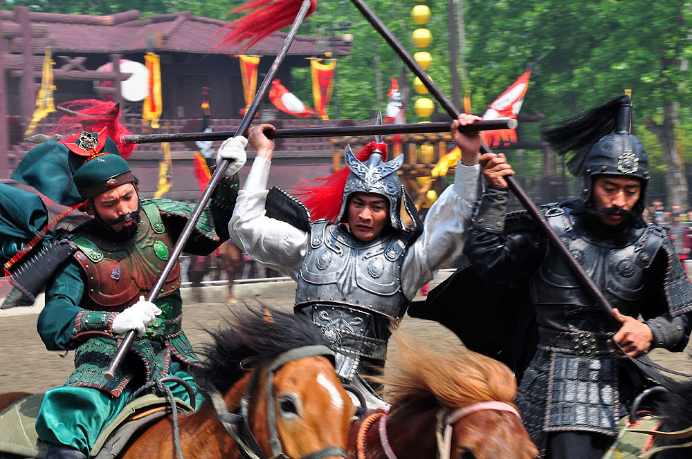 吕布传奇：忠诚与战争的交织