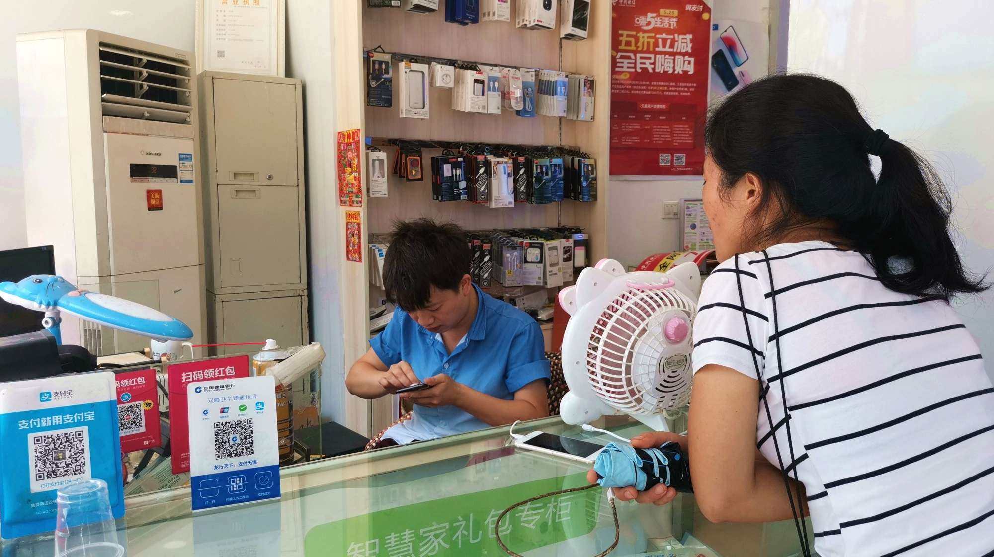 网购鱼竿到货了,二妞一本正经的组装,最后为何还是杠着竹竿钓鱼