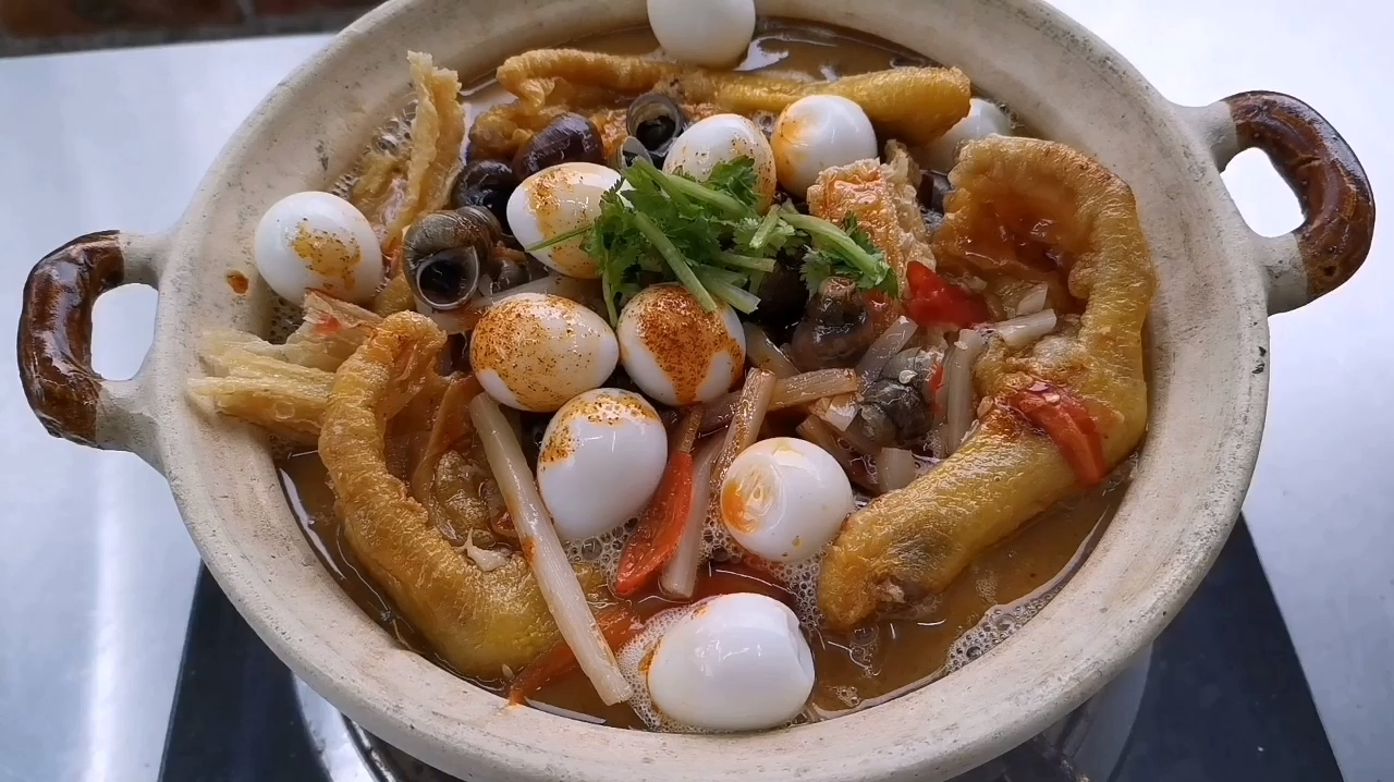 八哥分享广西名吃“田螺鸭脚煲”做法,田螺鸭脚煲鲜香回味
