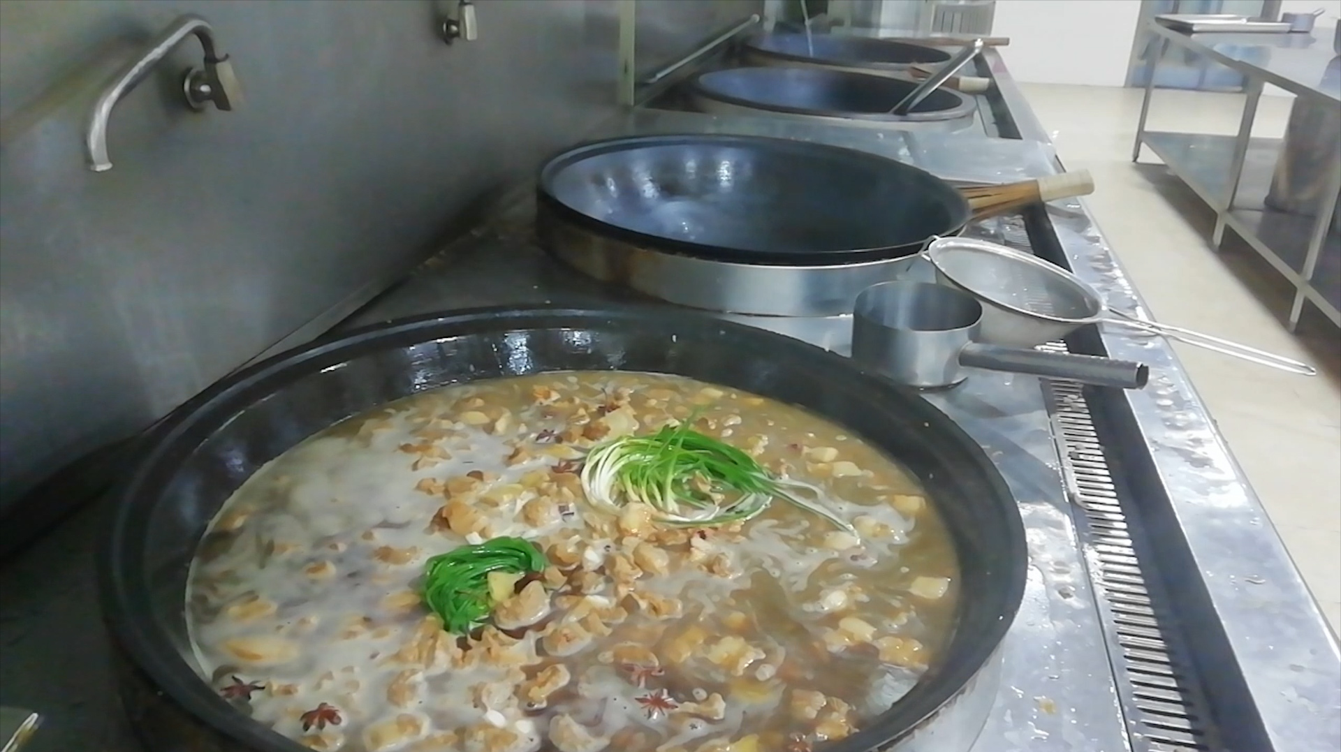 实拍大厨做酱排骨过程,一次做60斤,香味十足,看馋了