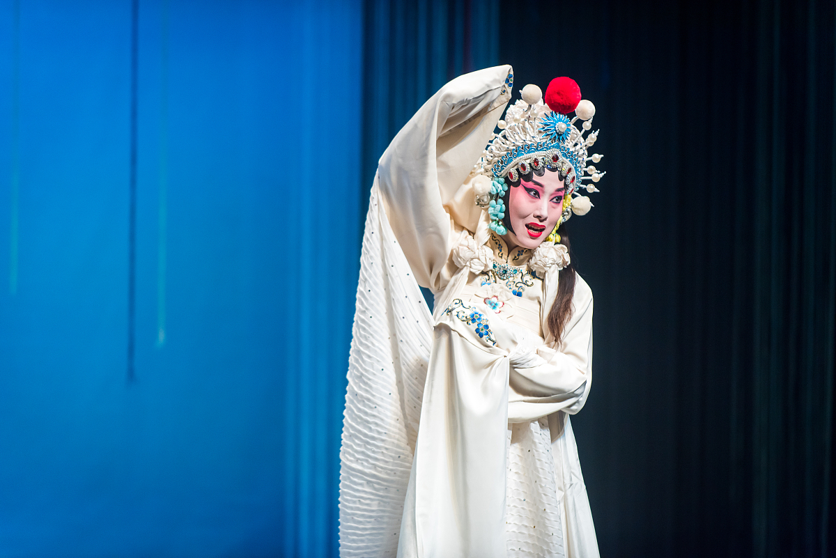 2016年12月21日讯,上海,日前,京剧折子戏《白蛇传·断桥》剧院演出.**