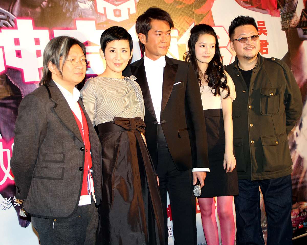 2011年1月22日,上海,电影《神奇侠侣》首映发布会.***_***陈可辛 吴君