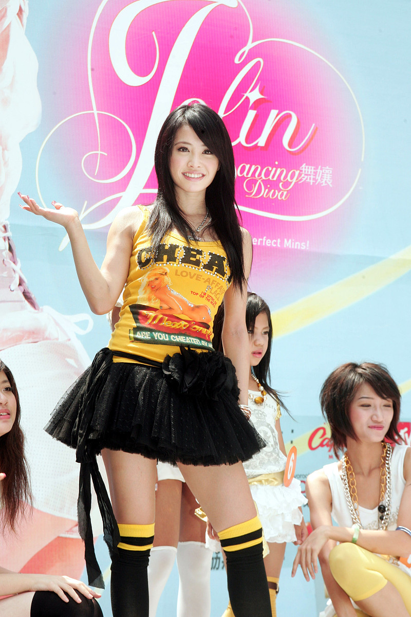 2006年6月17日,台北,一场模仿蔡依林的舞蹈比赛中,参赛者从17岁到10岁