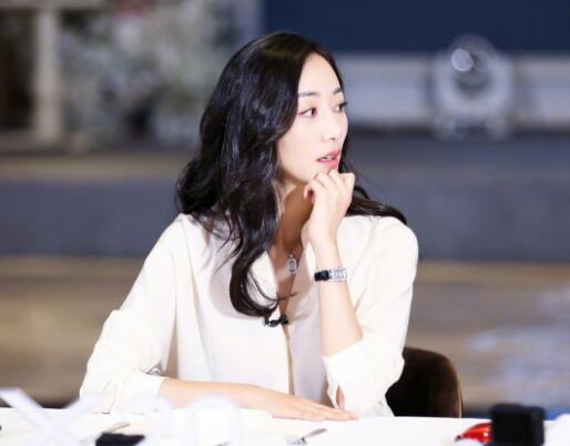 韩雪机场遇粉丝当场向她求婚,她脱口而出9个字