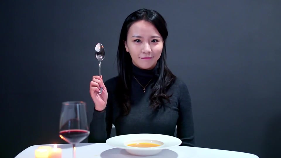 在西餐厅如何优雅喝汤