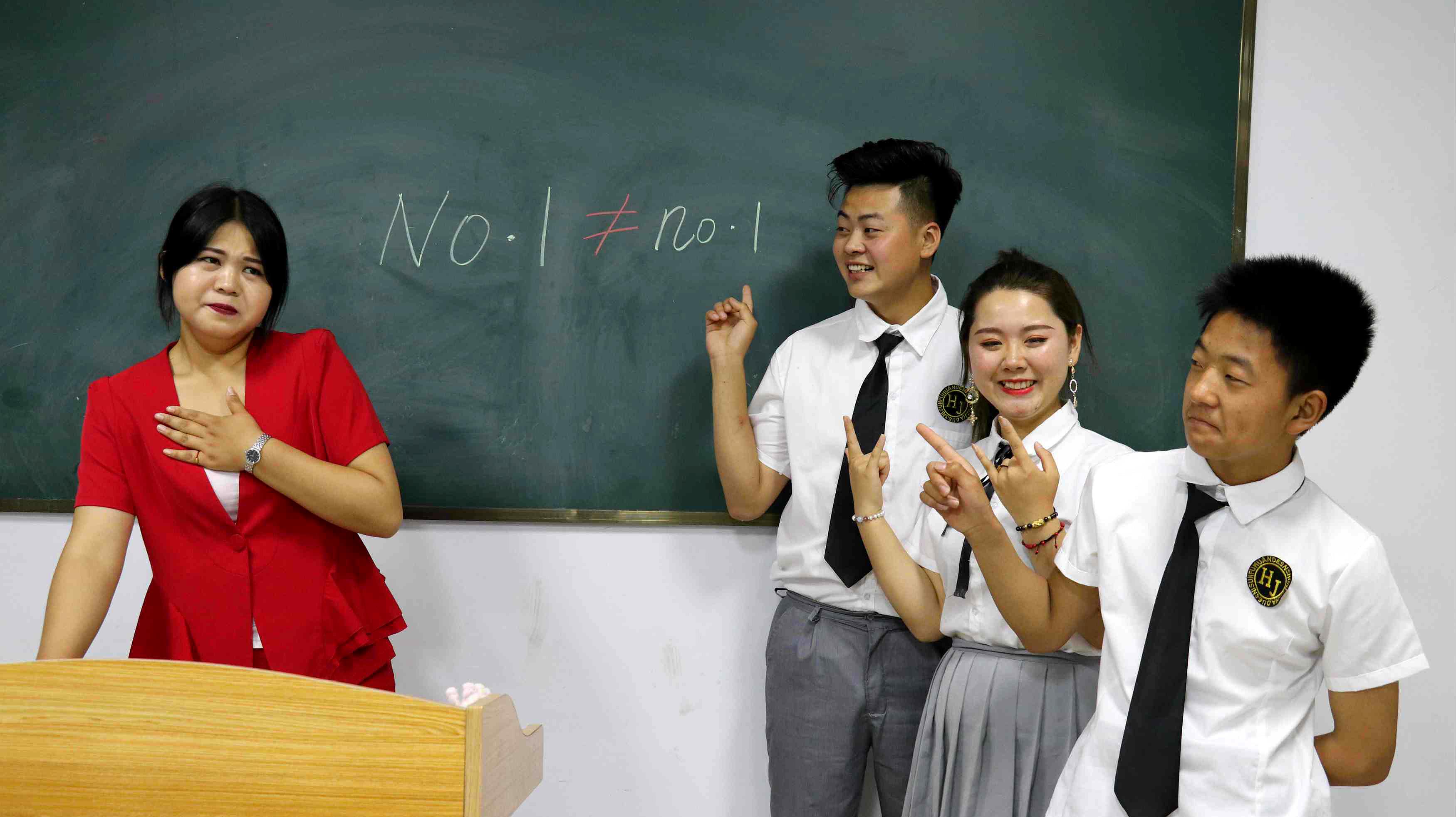 [图]老师激励同学勇争第1,没想同学抢着回答问题,结果把老师说跑了