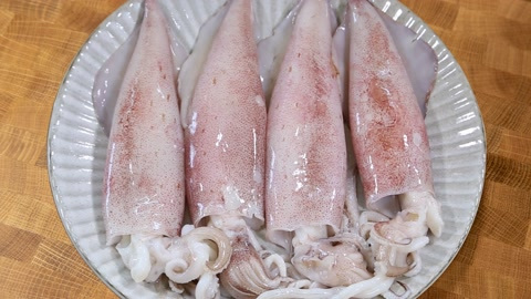 小伙伴们都喜欢的鱿鱼圈做法来了,会做的厨艺都升一级