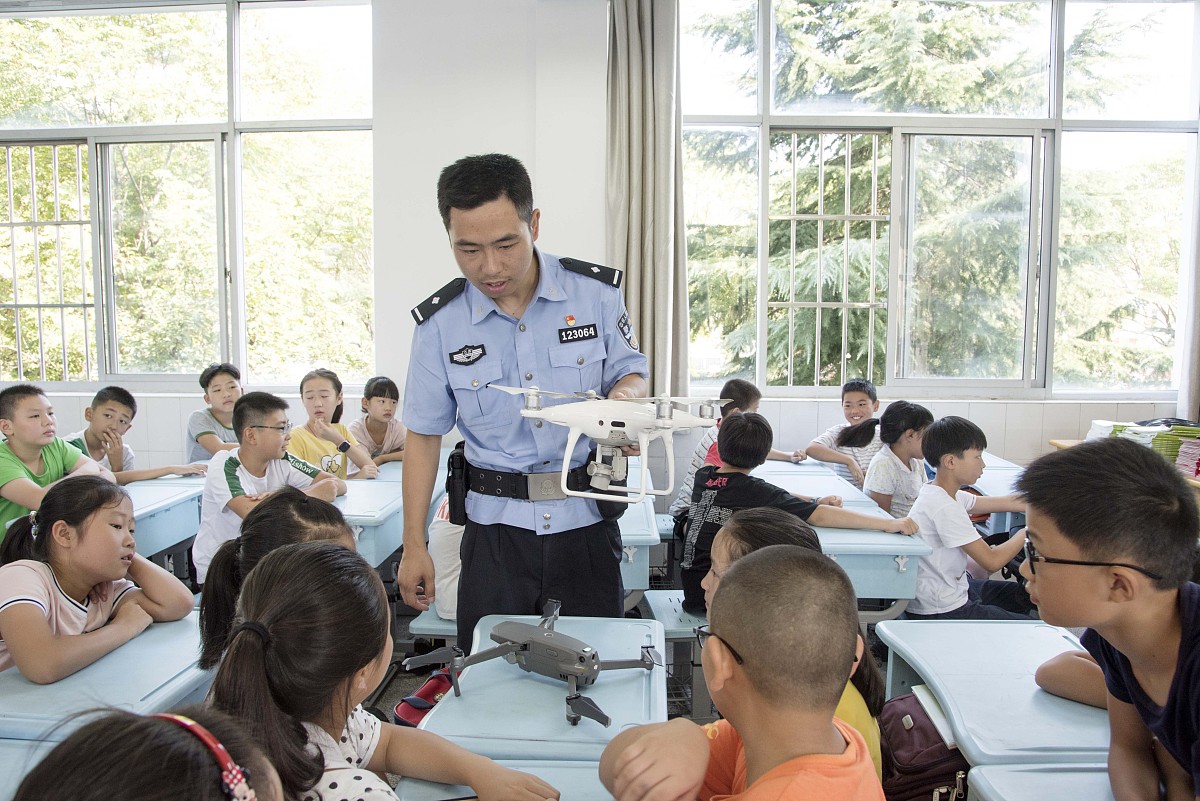 基层警察研究生学习计划：提升侦查能力、数据分析和法律素养