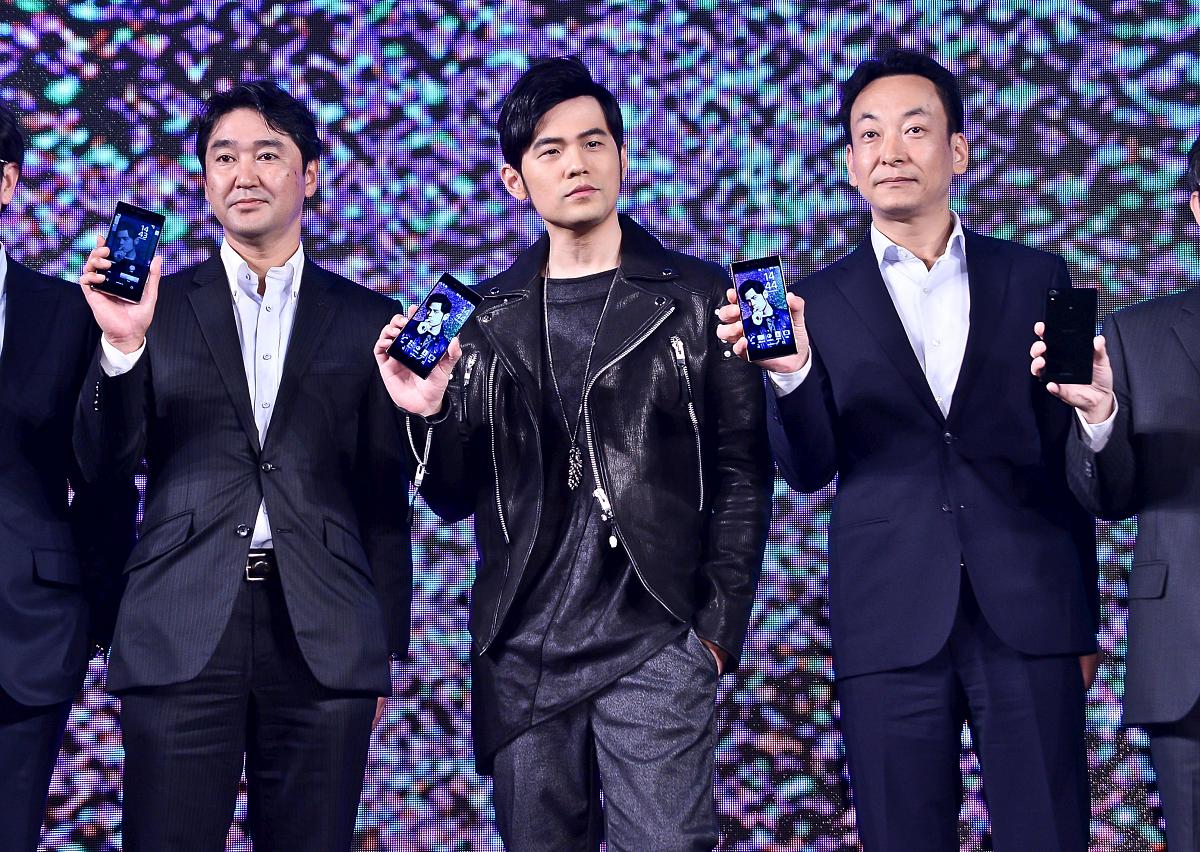 华语流行乐坛第一人：周杰伦vs陈奕迅，谁更胜一筹？