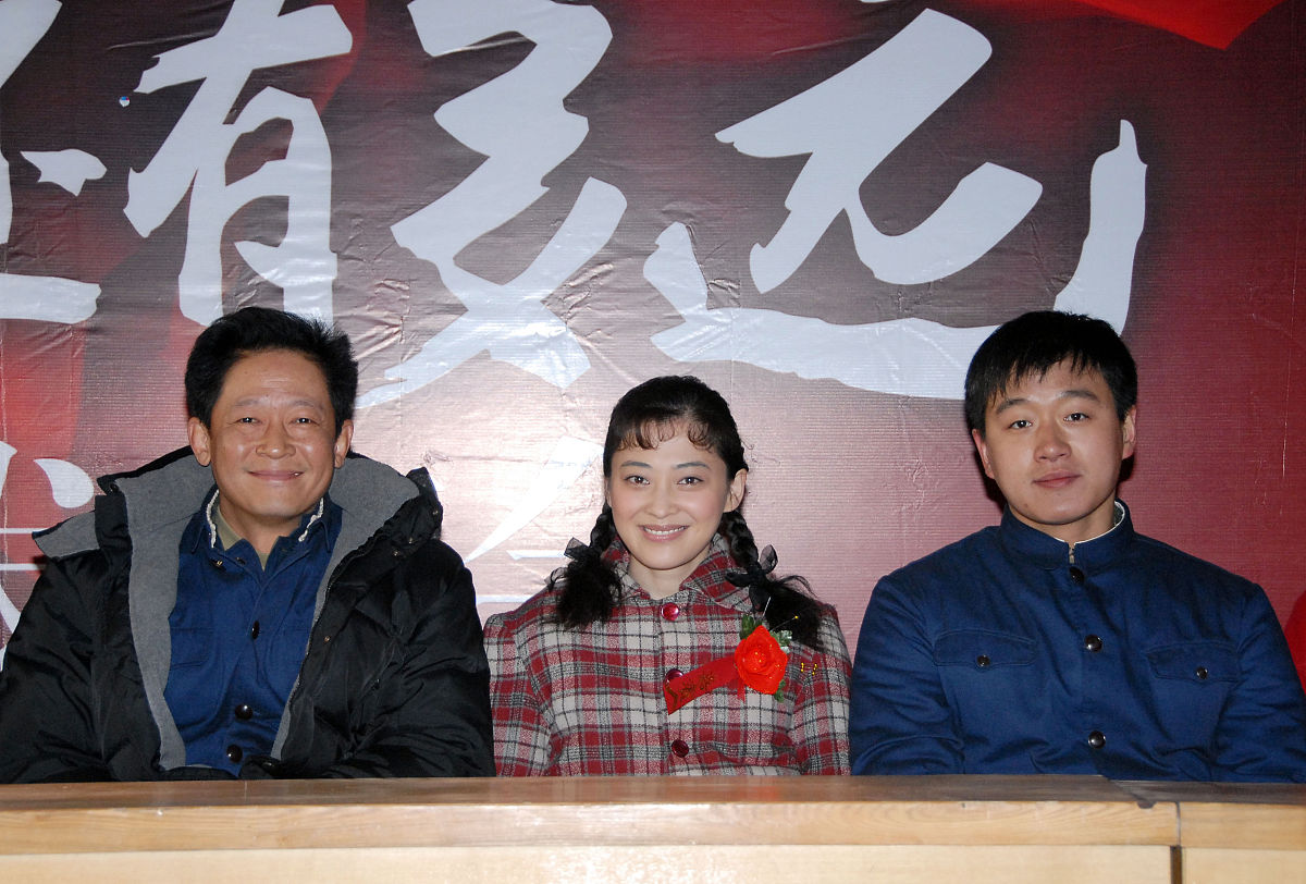 略微修改这段文字：一看到这屋里一尘不染老丁就知道肯定都是安杰收拾的。他觉得江德福这个大老粗肯定干不了这么细致的活。然而江德福马上把声音提高了8度。江德福嘴下也一点不留情叫他趁着现在还没吃赶紧走。其他同学也跟着起哄赶老丁回去但老丁才没那么傻继续死皮赖脸地坐下了。此时安杰沉着一张脸从厨房走了出来大家一看到他都不敢做声了。老丁回头一看吓得立马从椅子上蹦了起来刚递到嘴边的点心也赶紧放回去了。安杰看了他们一