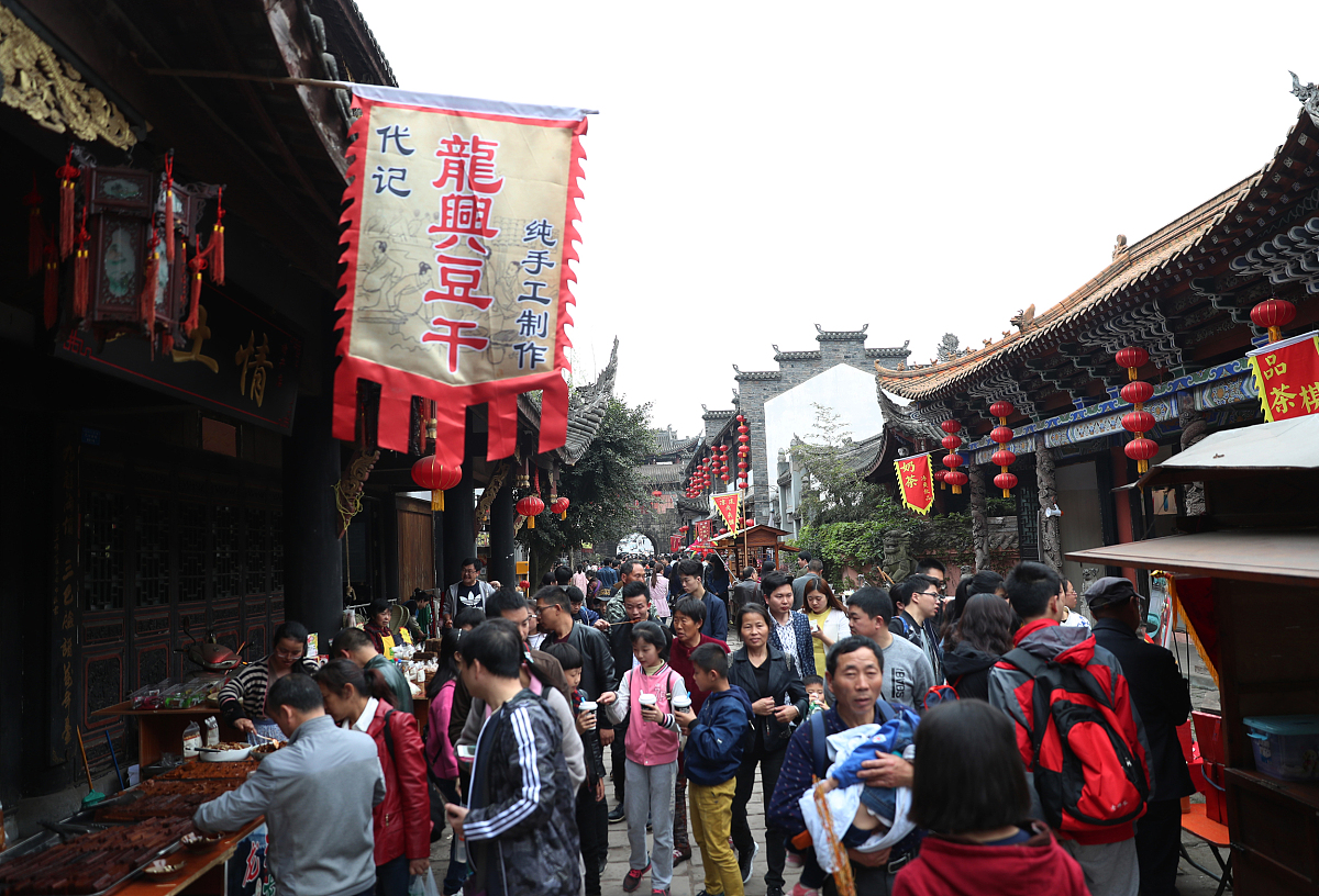 写一篇城市漫步：五一畅游城市感受文化底蕴