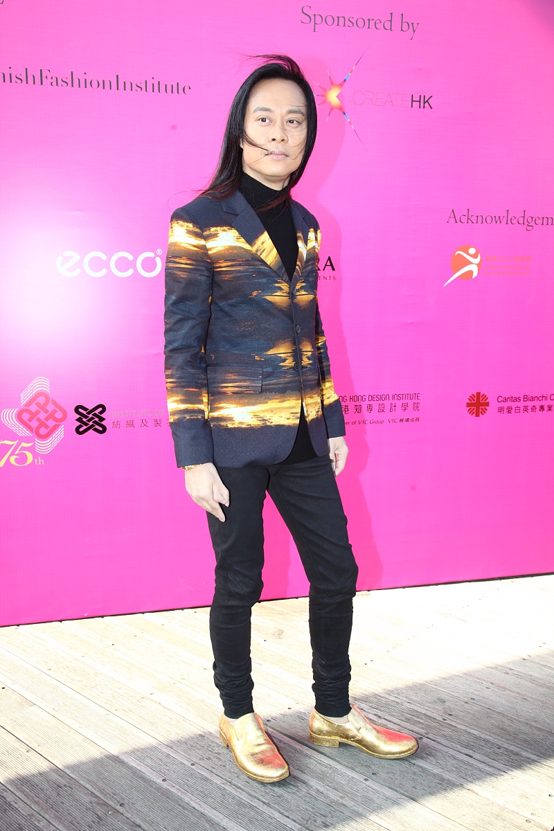 2012年12月09日,香港,由香港时装设计师协会主办的"世界时尚天桥2012"