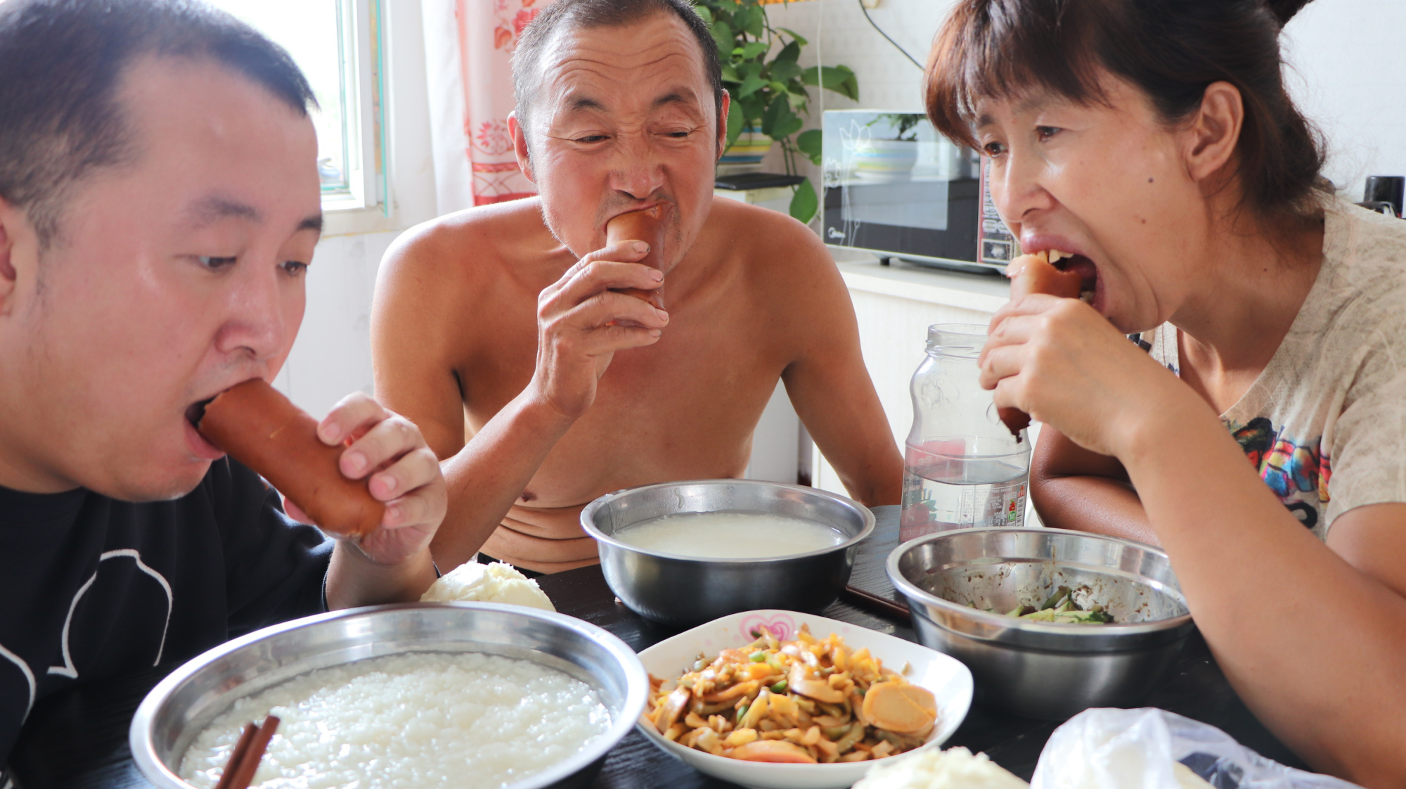 早餐红肠整根吃,炒榨菜,馒头花卷大米粥,老妈直夸馒头好吃