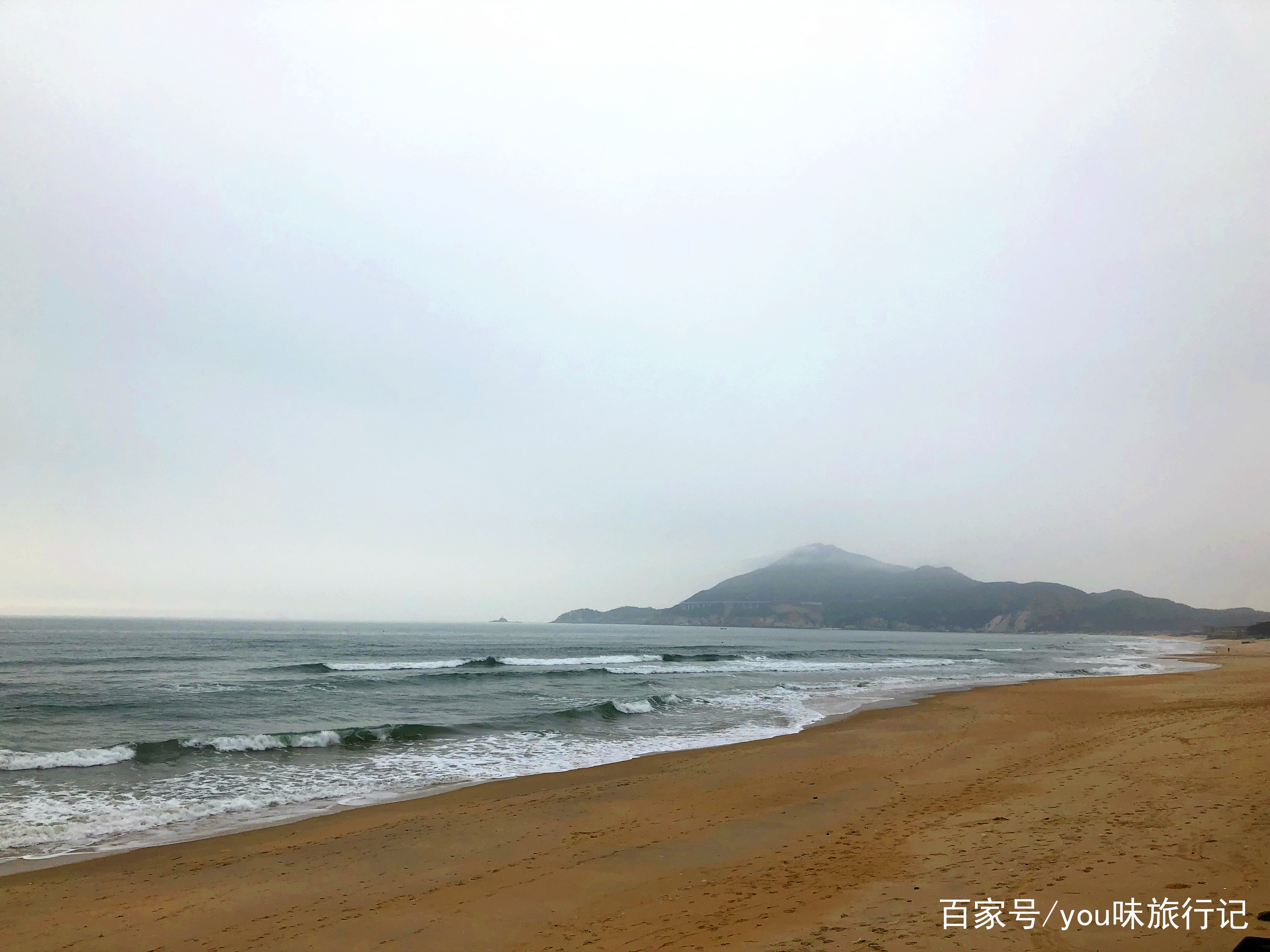 福建省第二大海岛,有着丰富的旅游资源,这里不仅有美丽的自然风光,也有很多的名胜古迹,比起国内热门的三亚也丝毫不会逊色,近几年每年都会吸引大量的游客慕名而来。图为马銮湾,东山岛最美的一个海湾。 这个海岛就是东山岛,东山岛是在漳州的东南方向,这里是属于外海,有着得天独厚的优势。东山岛还是众多影视剧的取景之地,包括电影《左耳》,《谷文昌》以及电视剧《西游记》等等。 东山岛的南门湾是一个非常有文艺气质的海湾,这里总是能够让人感受到平静和祥和,在这里能体验到非常闲适的生活。东山岛的铜陵镇就在南门湾边上,这个小