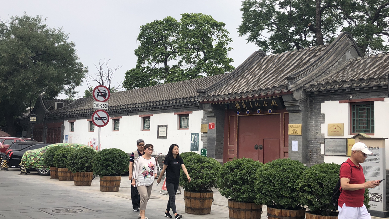 转一下位于北京西城区的护国寺街,感受老北京及众多北京小吃