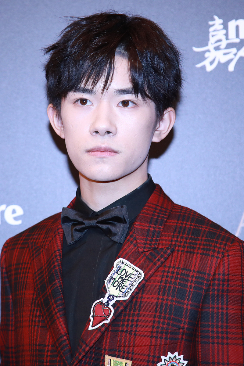 易烊千玺和王文娜的爱情故事：甜蜜的开始，悲伤的结局