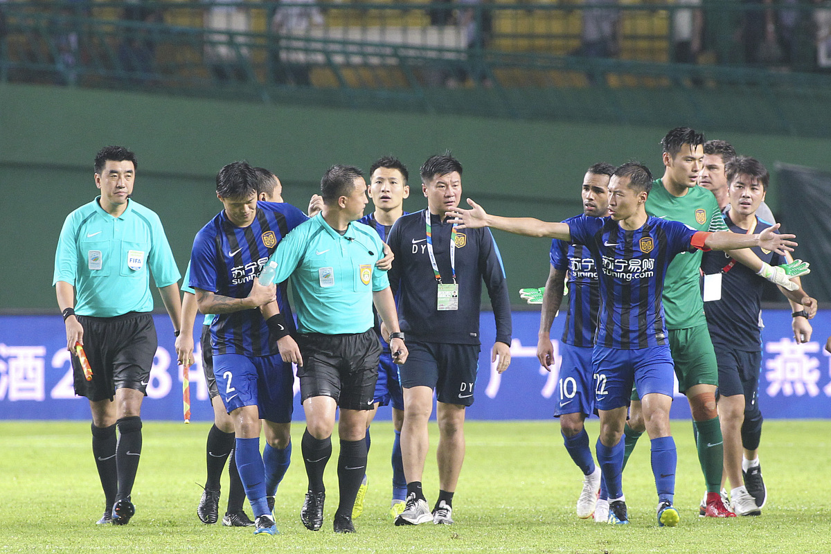 他的理论是空想性的、不能实践出来。这是说，他的理论有（）。请补充括号