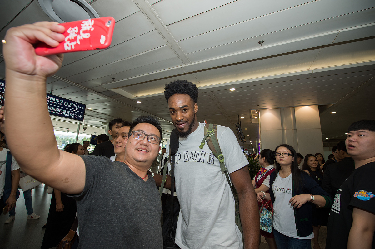 76人内讧爆发！哈登遭教练公开指责，恩比德出面调解，塔克打圆场