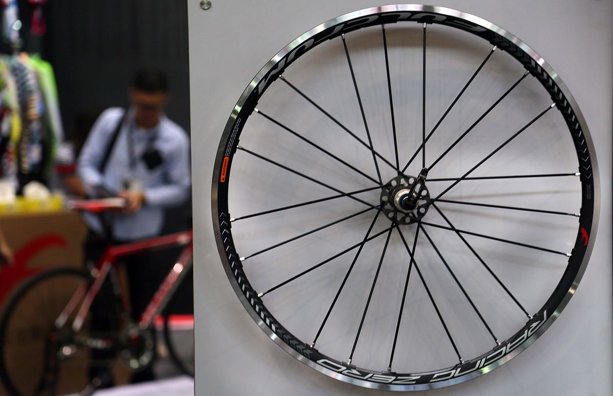 以超跑级材质下放！2999体验折叠自行车同级天花板！为题目介绍HIMO C1 20寸全碳纤维折叠自行车车架和前叉是碳纤维材质采用3D一体锻双折可调节搭配禧玛诺9变速系统前后机械碟刹全车重量不到10kg可承重近100kg隐藏式可锁折叠设计折叠美观方便简约。双边锁环把套减震防滑、吸汗透气。超轻中空一体鞍座空气动力学外观设计超轻材质中空一体轻量化高回弹聚氨酯发泡长途骑行舒适透气