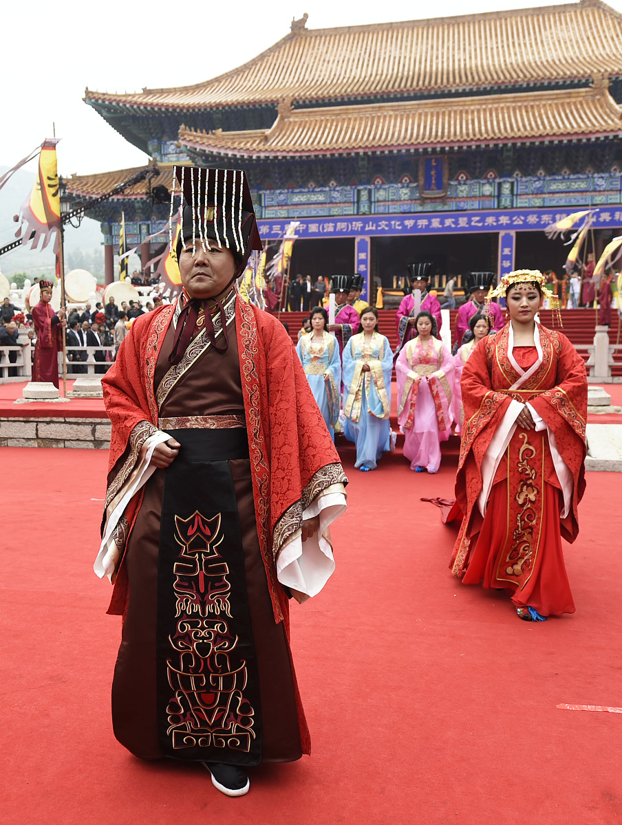 ***_*** 2015年5月7日,山东临沂,沂山祀山大典上,"汉武帝"在进行祭祀