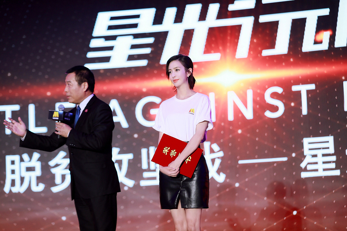 21届上海电影节:杨幂佟丽娅单白t依旧女神 亲密热聊放电