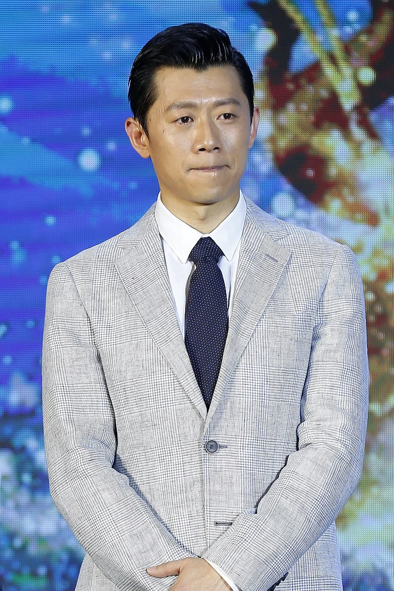 宁静长西装似浴袍与夏雨亲密相拥 宋茜秀乳沟,闫妮晒平滑小腹
