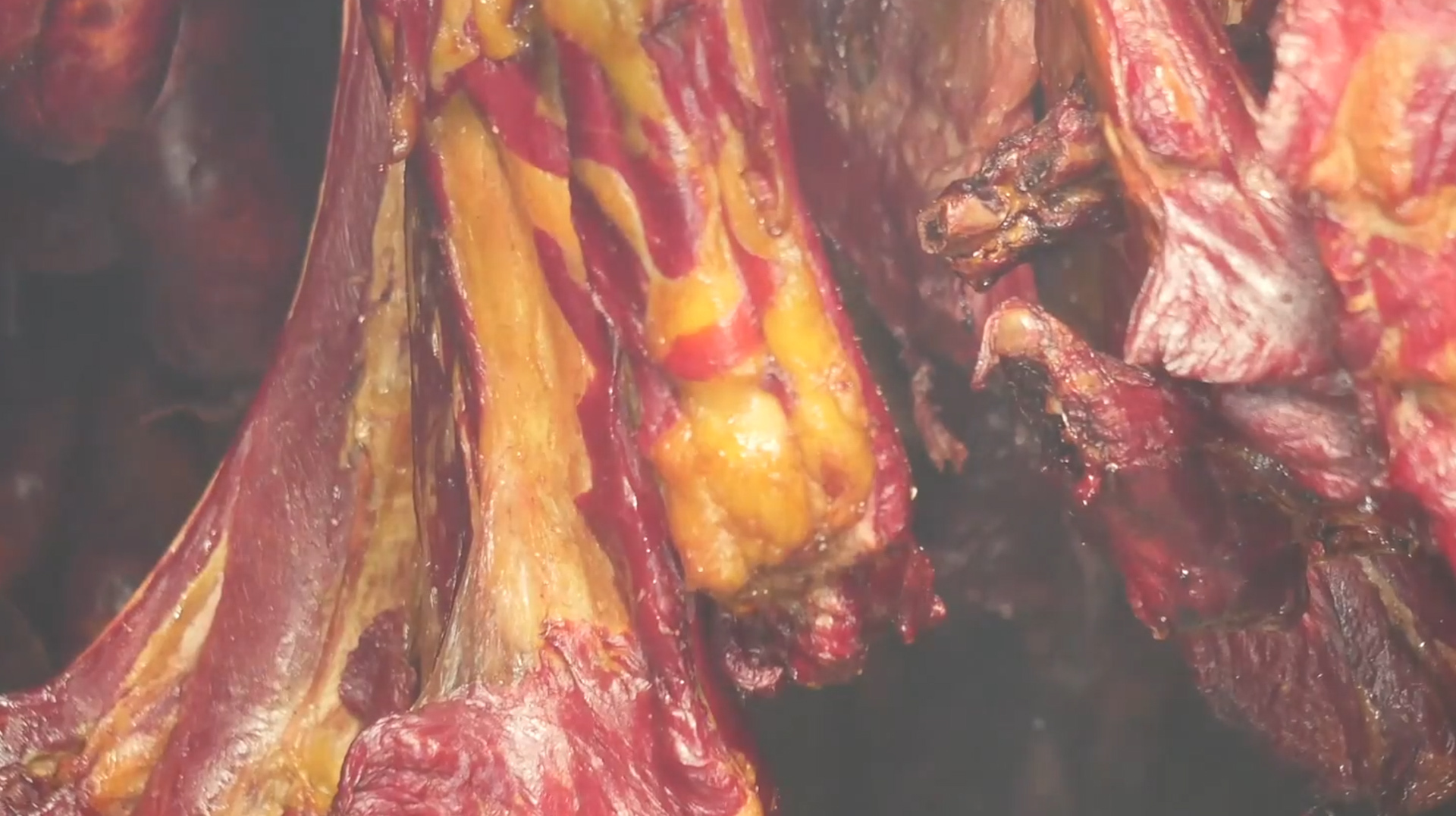 古人言马肉有毒,但在新疆伊犁地区,熏马肉是非常出名的特色小吃