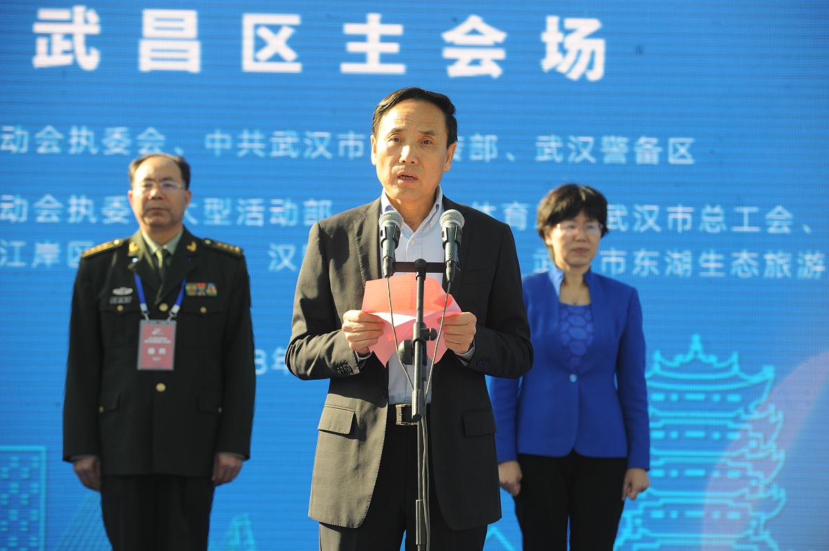 脑筋急转弯一样的问题：1 什么东西越打越小？答案：钉子2 什么东西一看就想买买了却用不上？答案：眼镜3 什么东西越来越重却一点都不嫌累？答案：岁数4 什么东西在水里能浮起在空气中能沉下去？答案：石头5 什么东西越走越远却永远回不去？答案：时间6 什么东西你有了它就看不到它了？答案：眼睛的后面7 什么东西最后一个字母加一个S就变成另外一个单词？答案：缺点lack + S = lacks继续