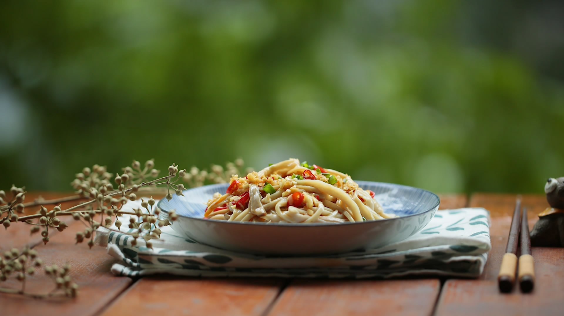 手撕凉拌杏鲍菇,口感柔韧清香,比炒着还好吃