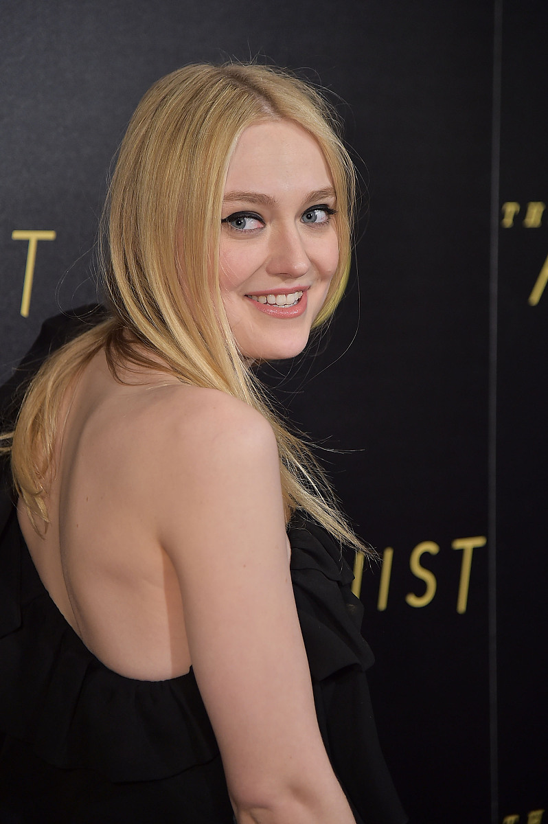 tnt心理惊悚剧《the alienist》纽约首映 达科塔·范宁秀香肩获男神护