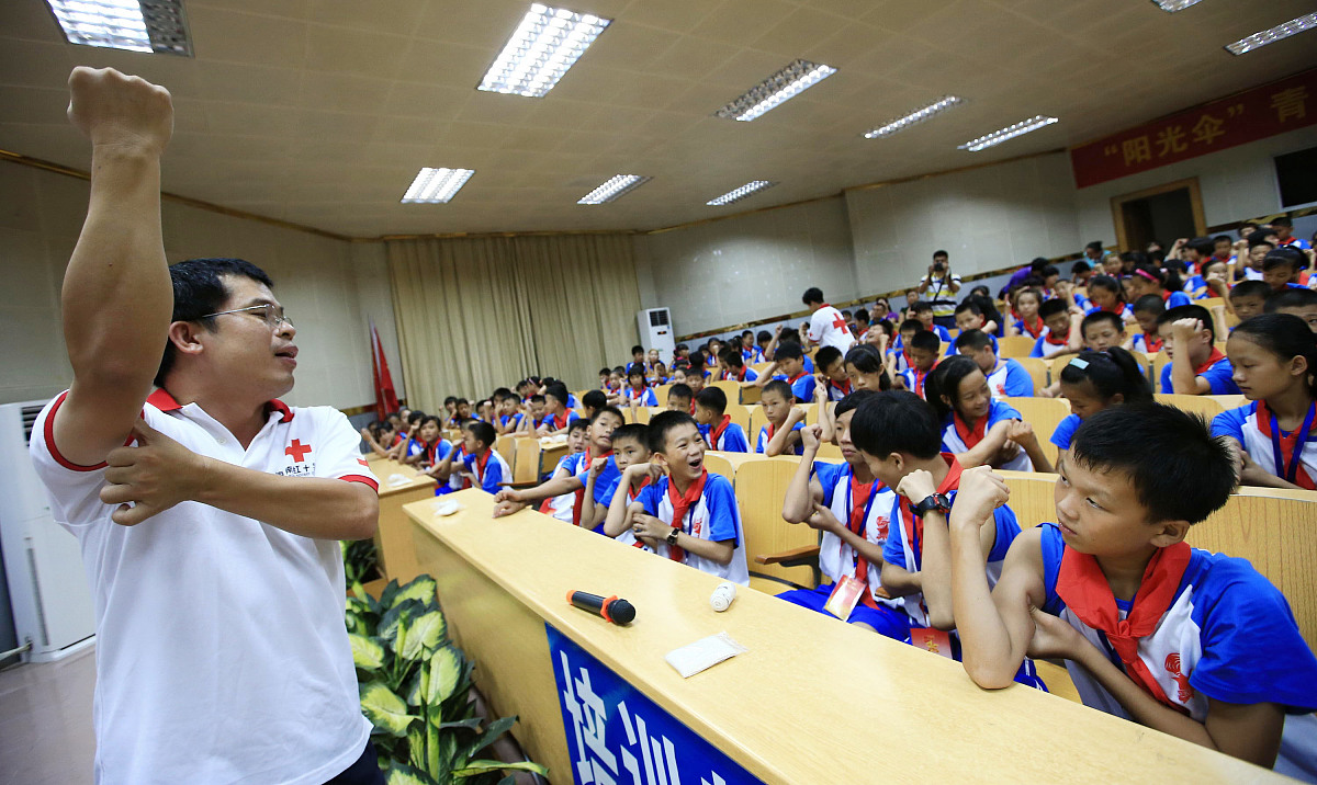 建议将急救知识纳入中小学必修课程