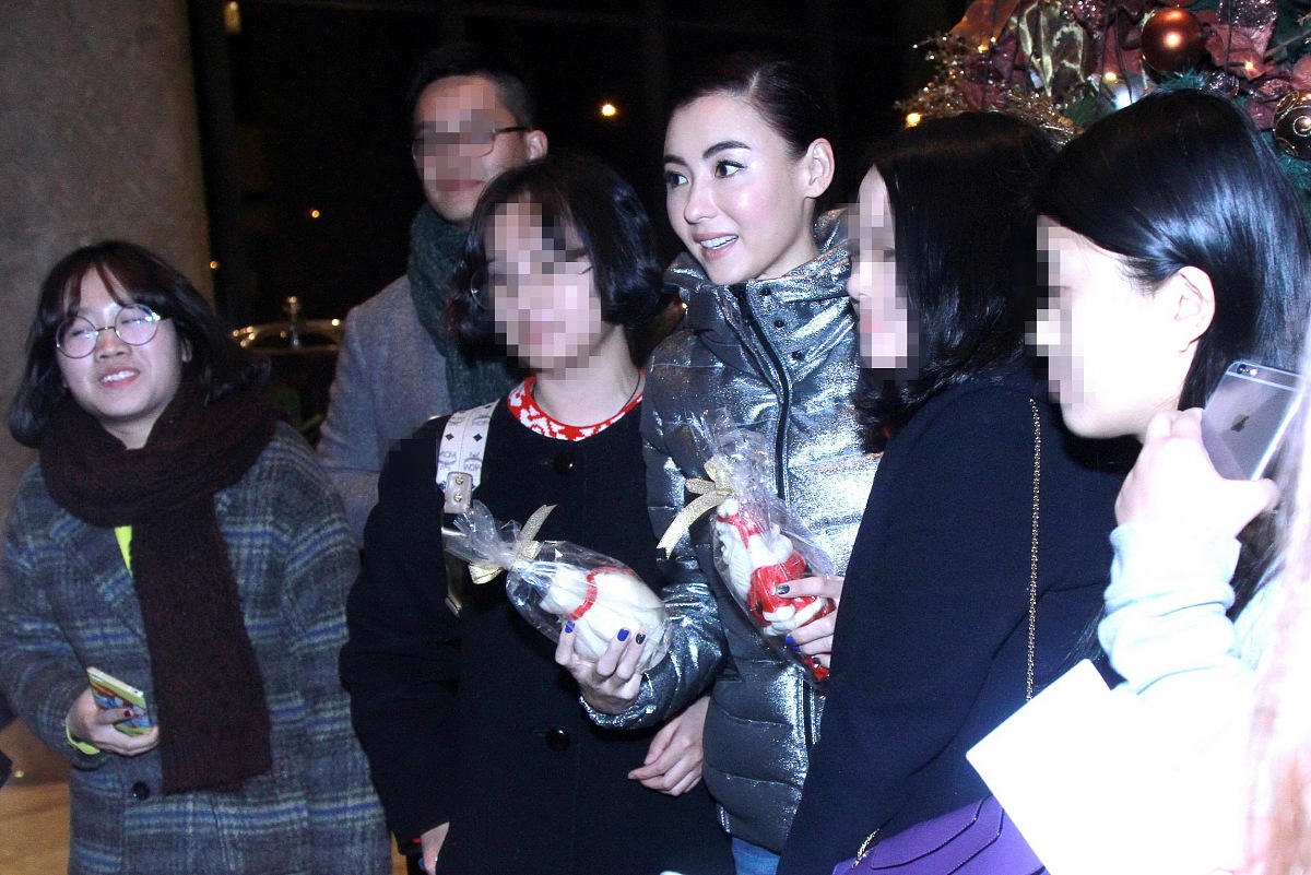 请你以张柏芝领证新欢曾霸占李小冉四年谢贤只能无奈认可!为题写一篇1600字左右的文章