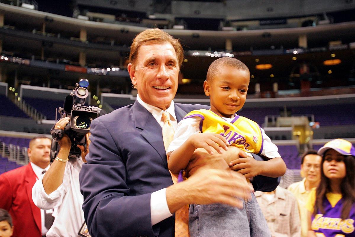 当地时间2004年7月10日,nba洛杉玑湖人队在斯台普斯体育馆召开新闻发