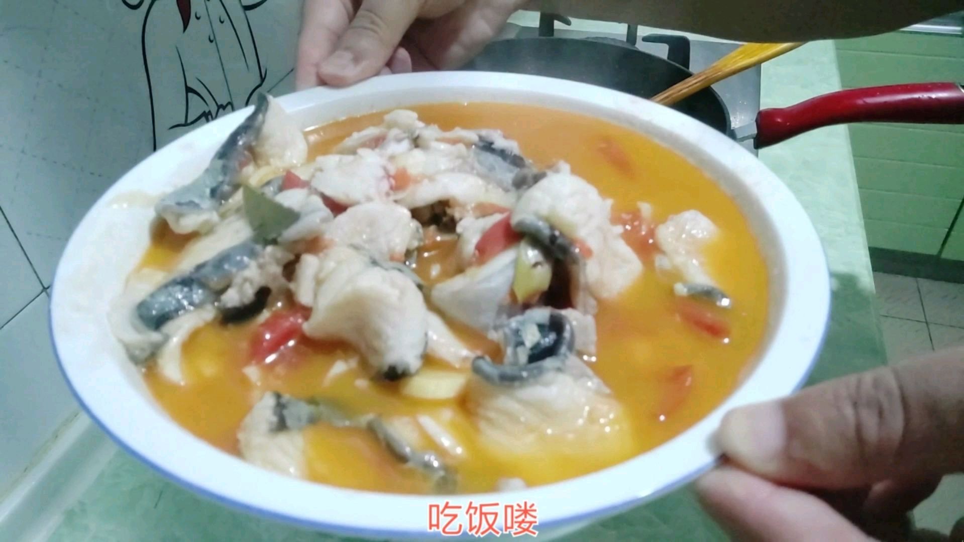 孩子想吃鱼了,小伙做了一个色香味俱全的番茄鱼。