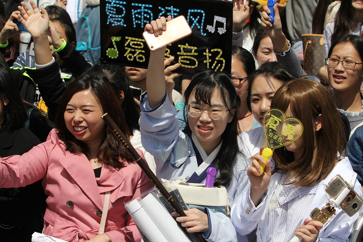 2018年4月7日,武汉,欢乐谷举办《恋与制作人》线下首场全明星见面会.*