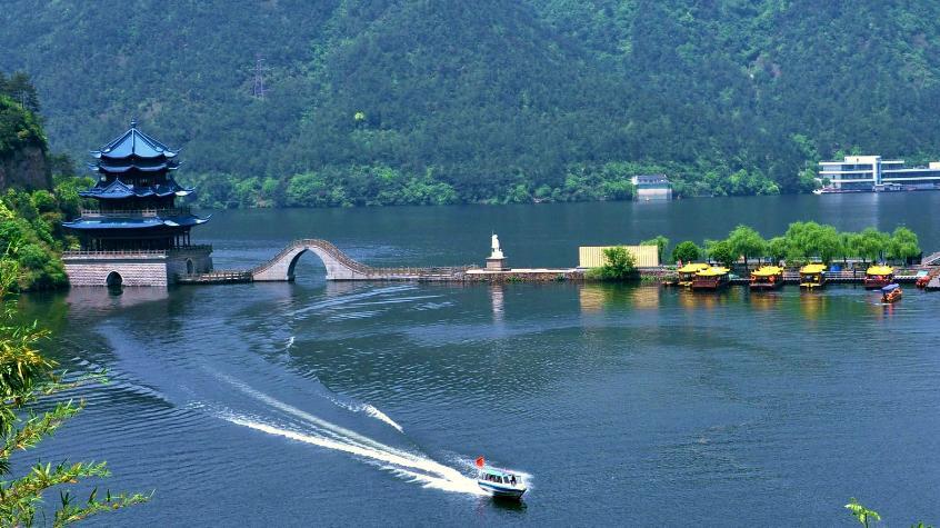 西湖美景,三月天呐。 群鱼狂舞,人欢鱼跃千岛湖。 黄山归来不看岳,五岳归来不看山。 西湖美景,宛如仙境; 千岛湖风光,青山绿水金腰带; 黄山迎客松,雍容大度,姿态优美; 若要把这三个地方串起来,你只差一张高铁票! 没错,杭黄高铁将在2019年1月5日0时开始,正式被载入新的列车运行图?;氐悖汉贾莸交粕浇鲂?小时30分,沿途将名城(杭州)、名江(富春江、新安江)、名湖(千岛湖)、名山(黄山)串联起来,一条世界级的黄金旅游通道从此开通。 杭黄高铁全线共设杭州东、杭州南、富阳、桐庐、建德东、淳安