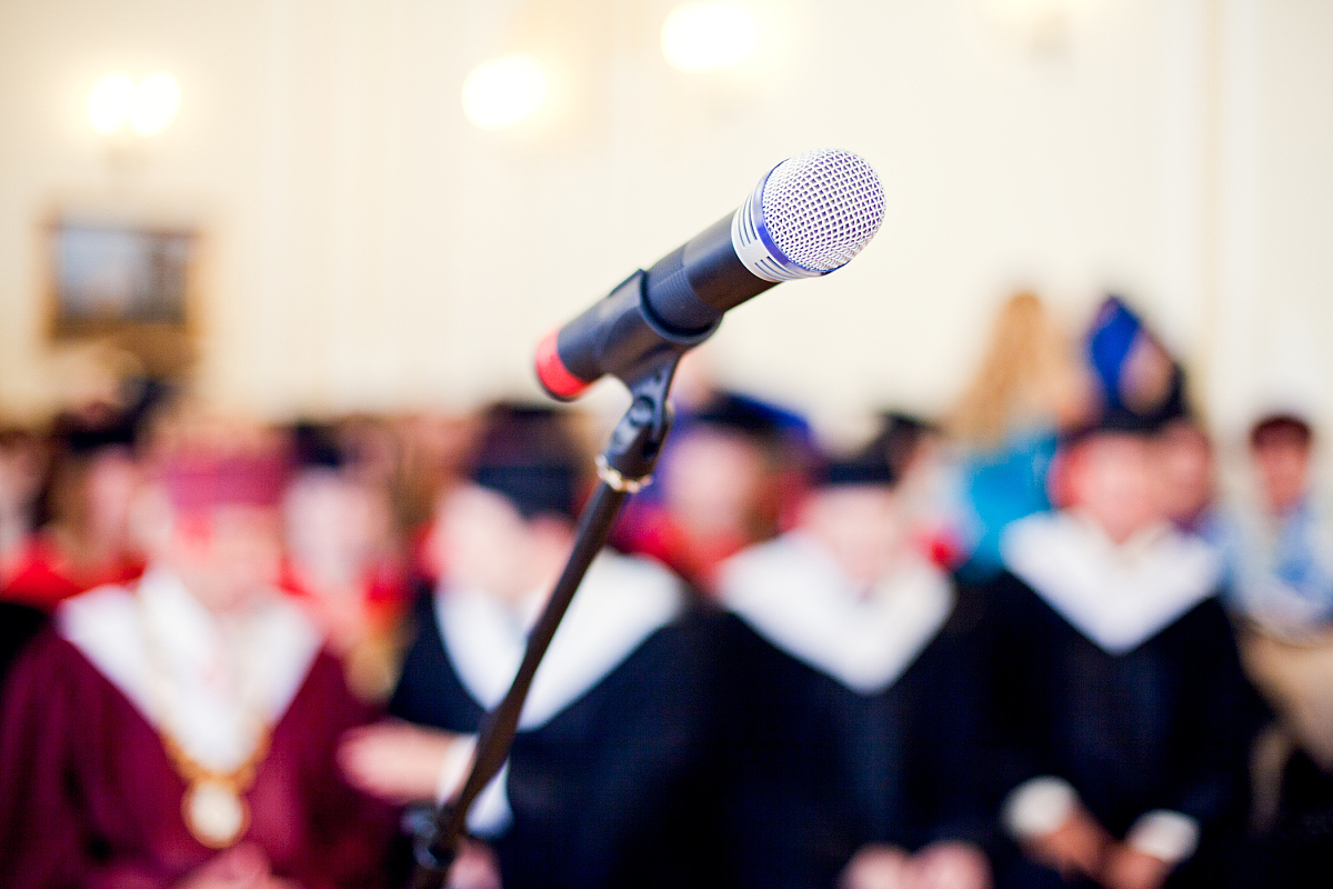 播音主持就业前景：机遇与挑战并存