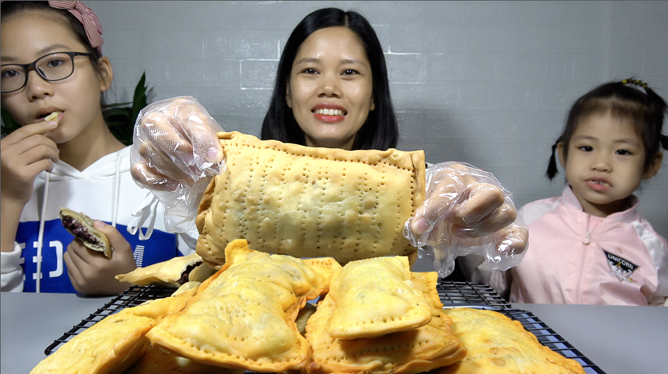 星妈做了6个超大红豆派,样子怪异但味道好,孩子吃了一个又一个
