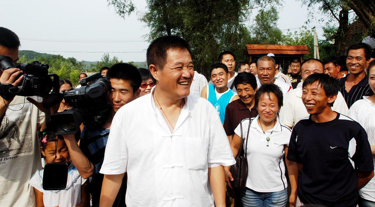 优化内容并小幅度修改：江德福来找政委说情可政委却在开会机智的他果断跑到厕所里蹲守心想着开会肯定要喝水水喝多了自然要上厕所功夫不负有心人闻了一两个小时的臭味之后他终于在厕所里听到了政委的声音而政委得知他在厕所等了自己一两个小时也不禁哈哈大笑江德福把事情从头到尾给政委说了一遍政委却反问是谁叫他来找自己的江德福哪会把杨书记供出来说那样就成出卖同志了可政委却不是批准他结婚是批准他回家种地政委告诉江德福虽然