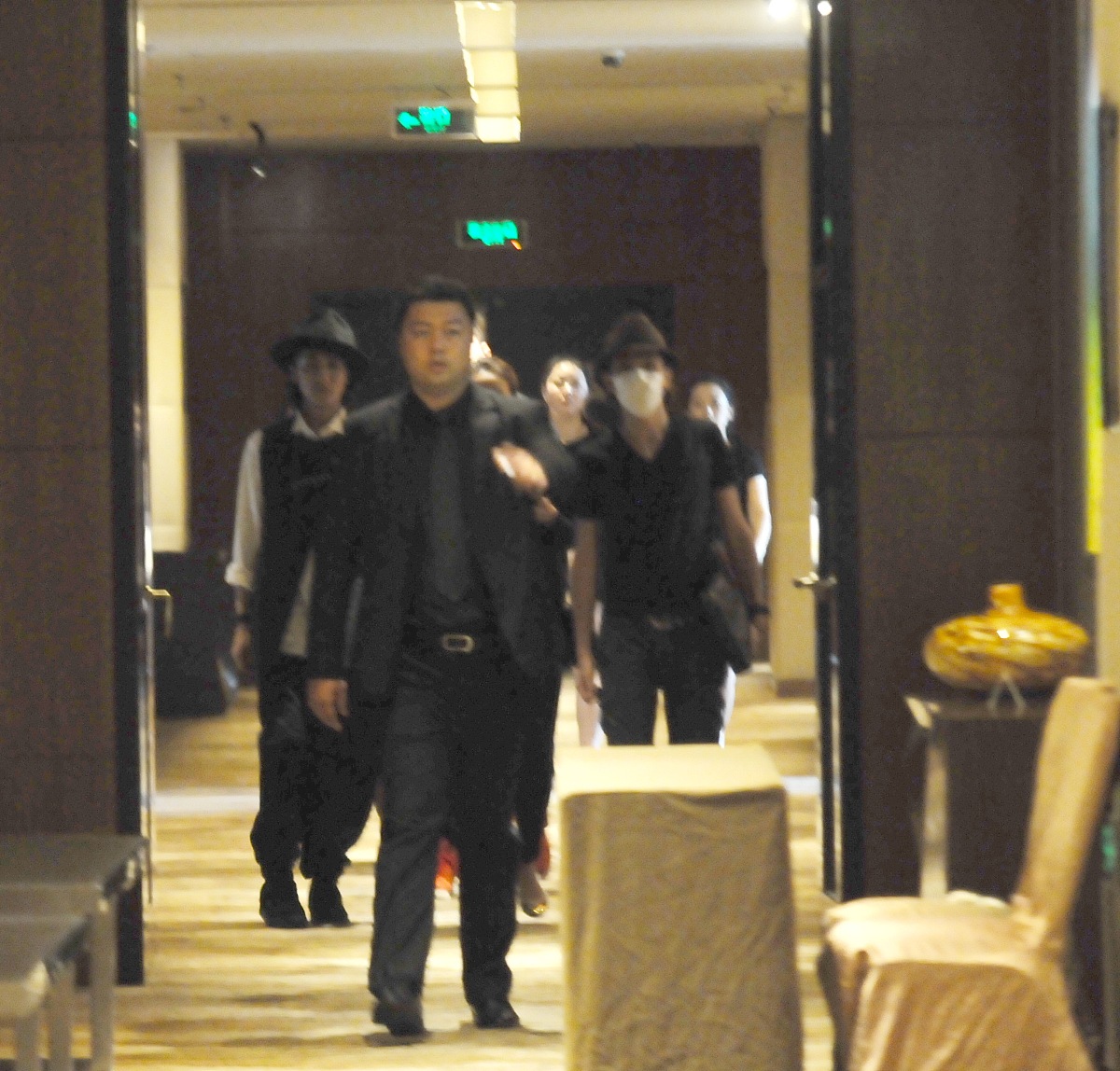 上海警方破获假靳东诈骗团伙，8人落网！专骗单身大龄女性和老年人