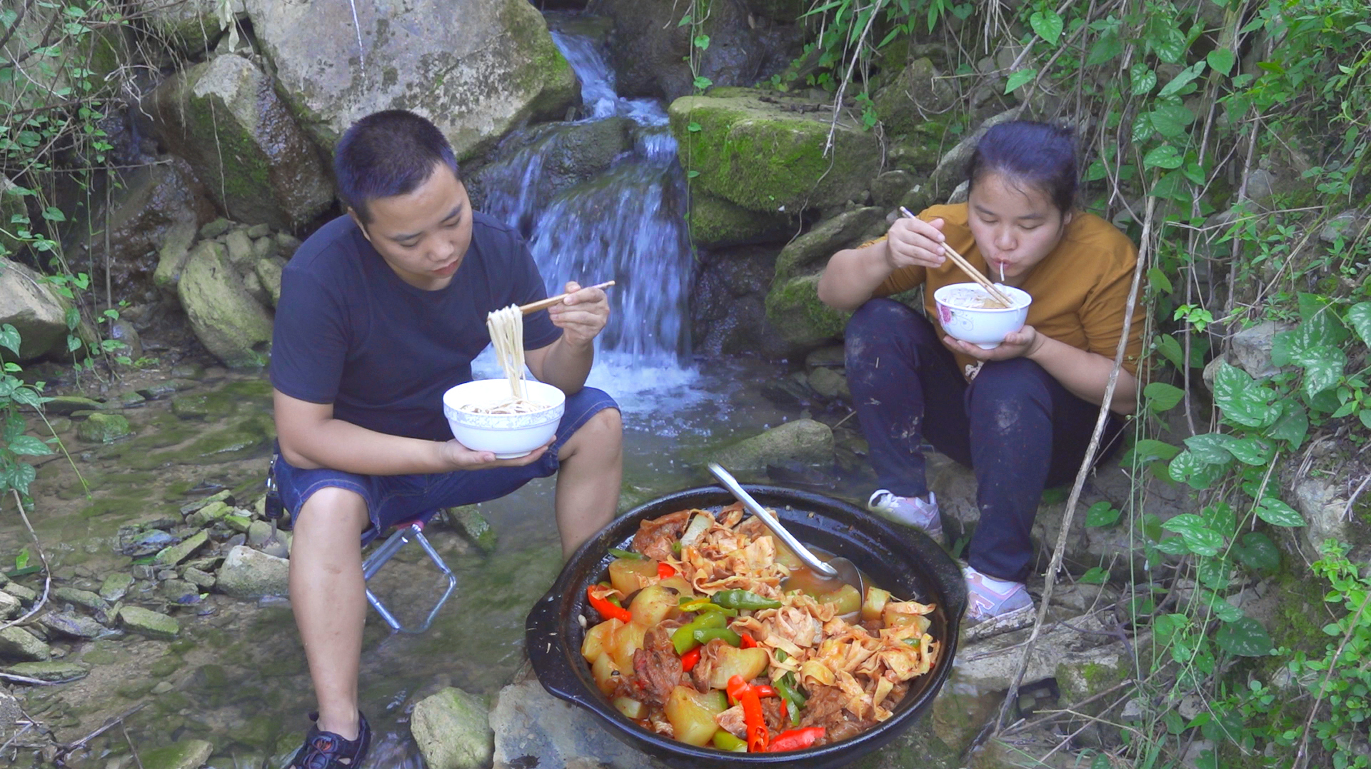 这才是湘西牛肉粉最好吃的做法,阿哥和老婆一人吃一大碗,看饿了
