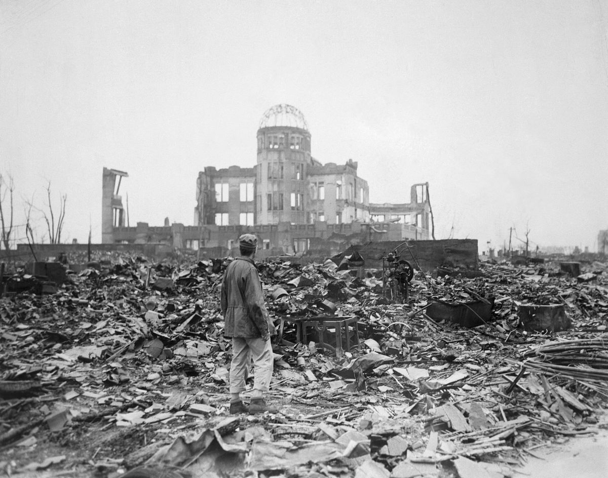 1947年7月,爆炸后被破坏的科学与工业博物馆框架,政府官员决定保留这