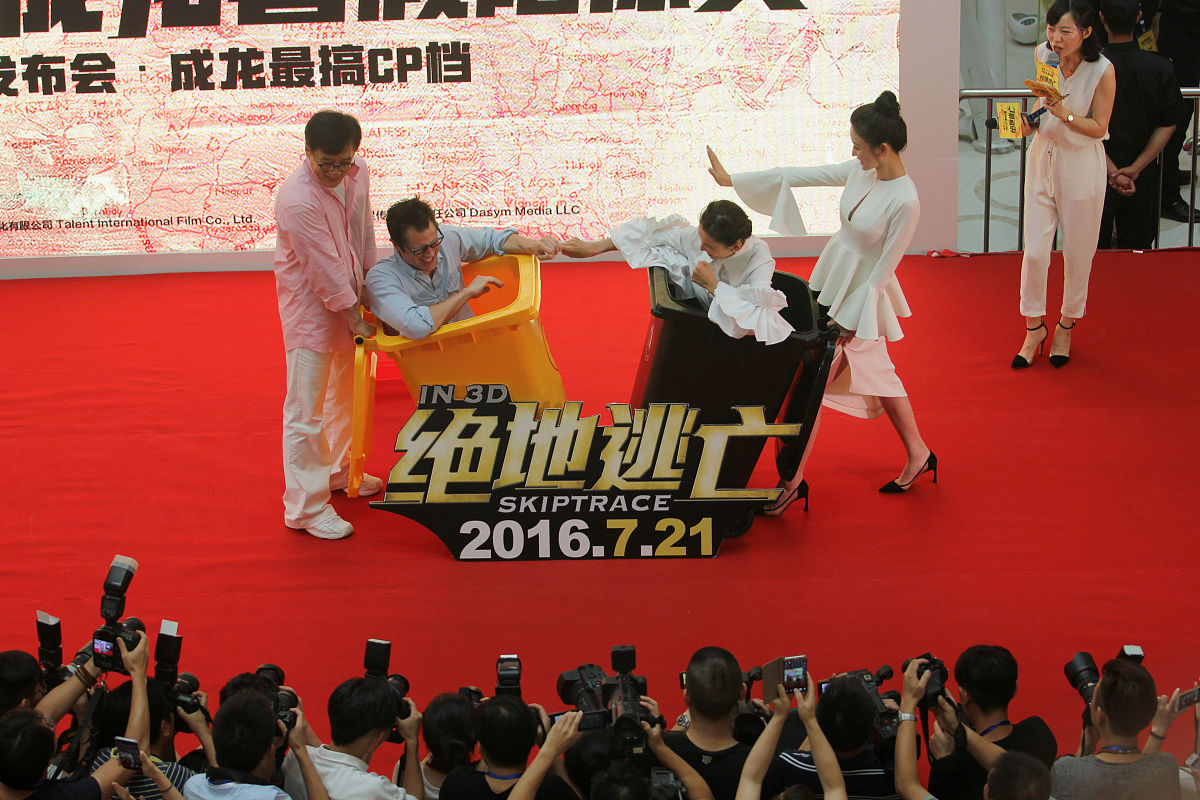 2016年7月15日,湖北武汉,电影《绝地逃亡》举行宣传活动. 成龙  约翰