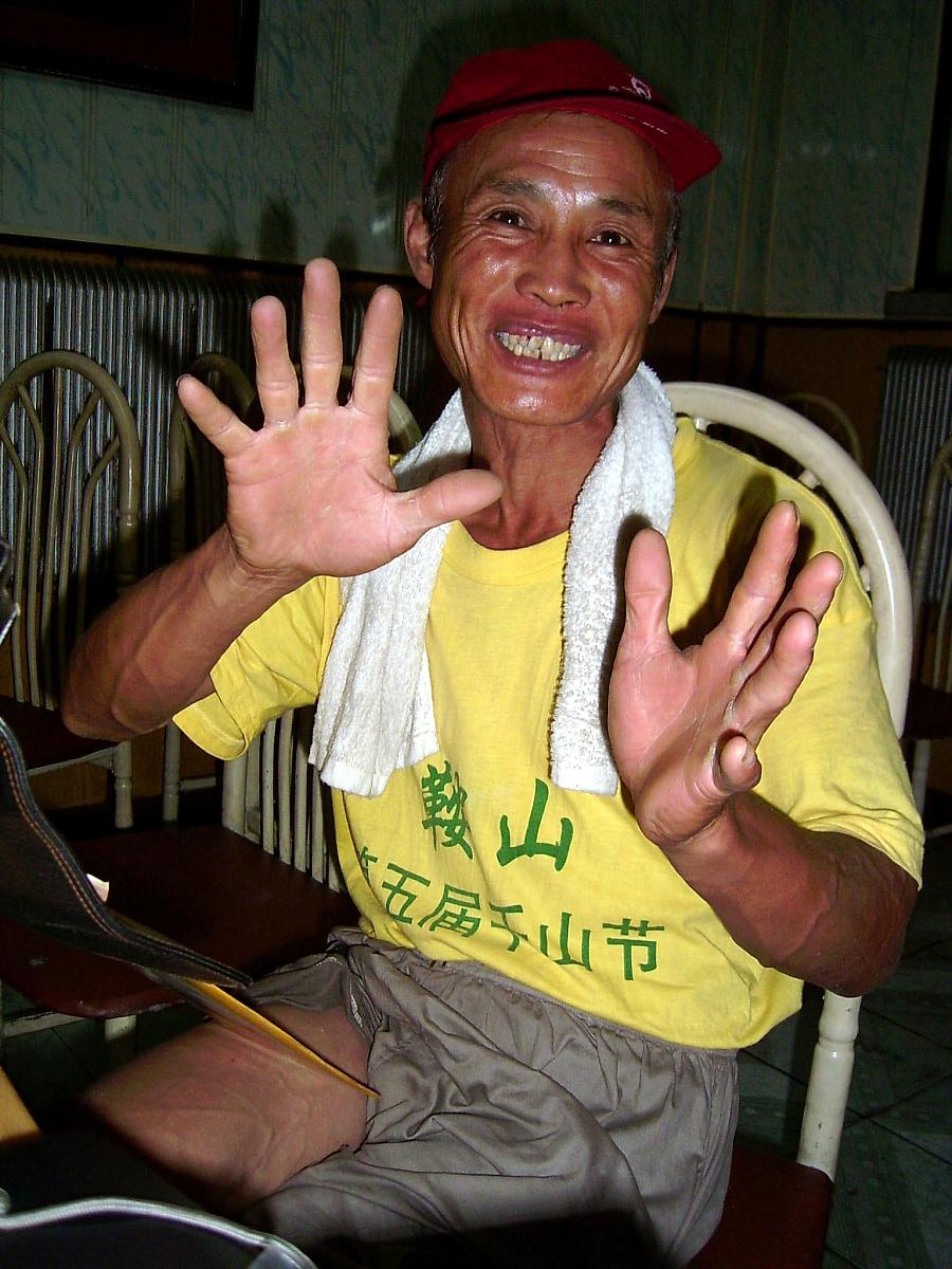 2004年6月24日为申奥骑三轮走遍中国的陈冠明到达吉林,至此他已经走过