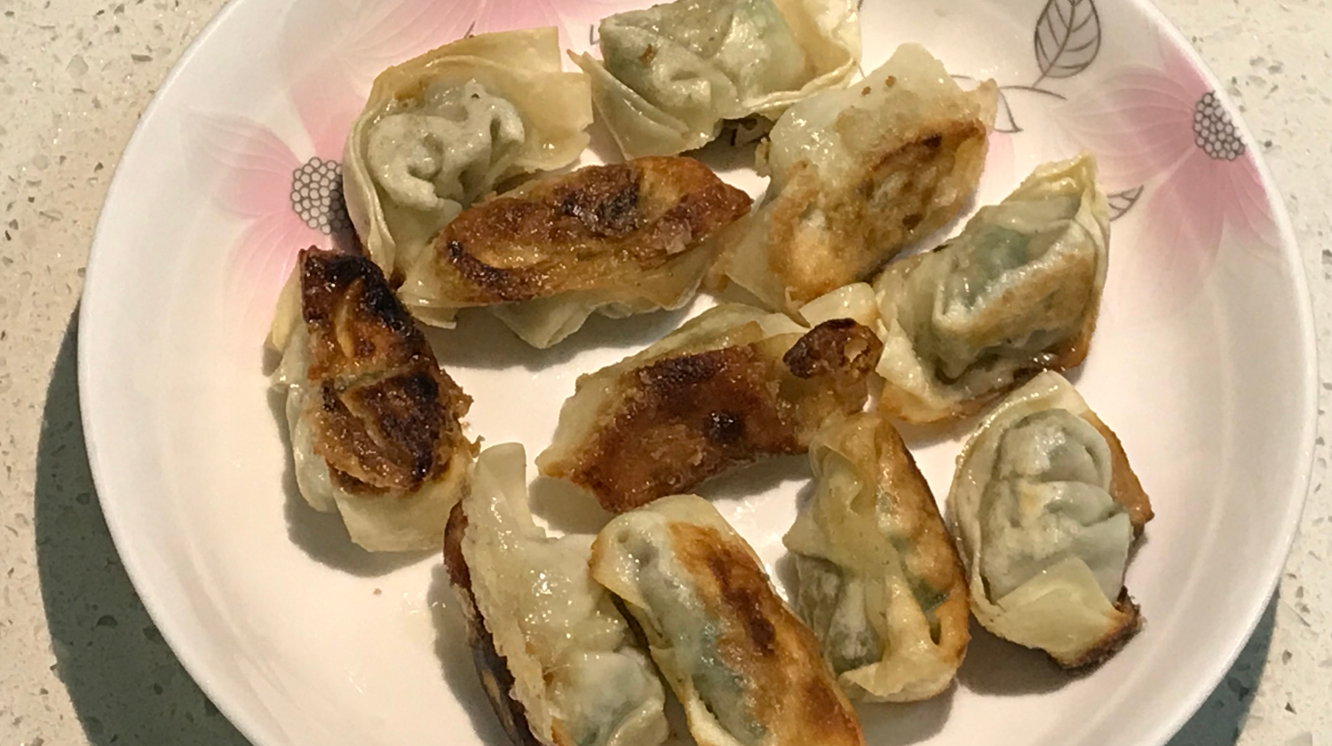 3分钟教你做水煎馄饨,做法简单,解决早餐问题,比早餐店还好吃