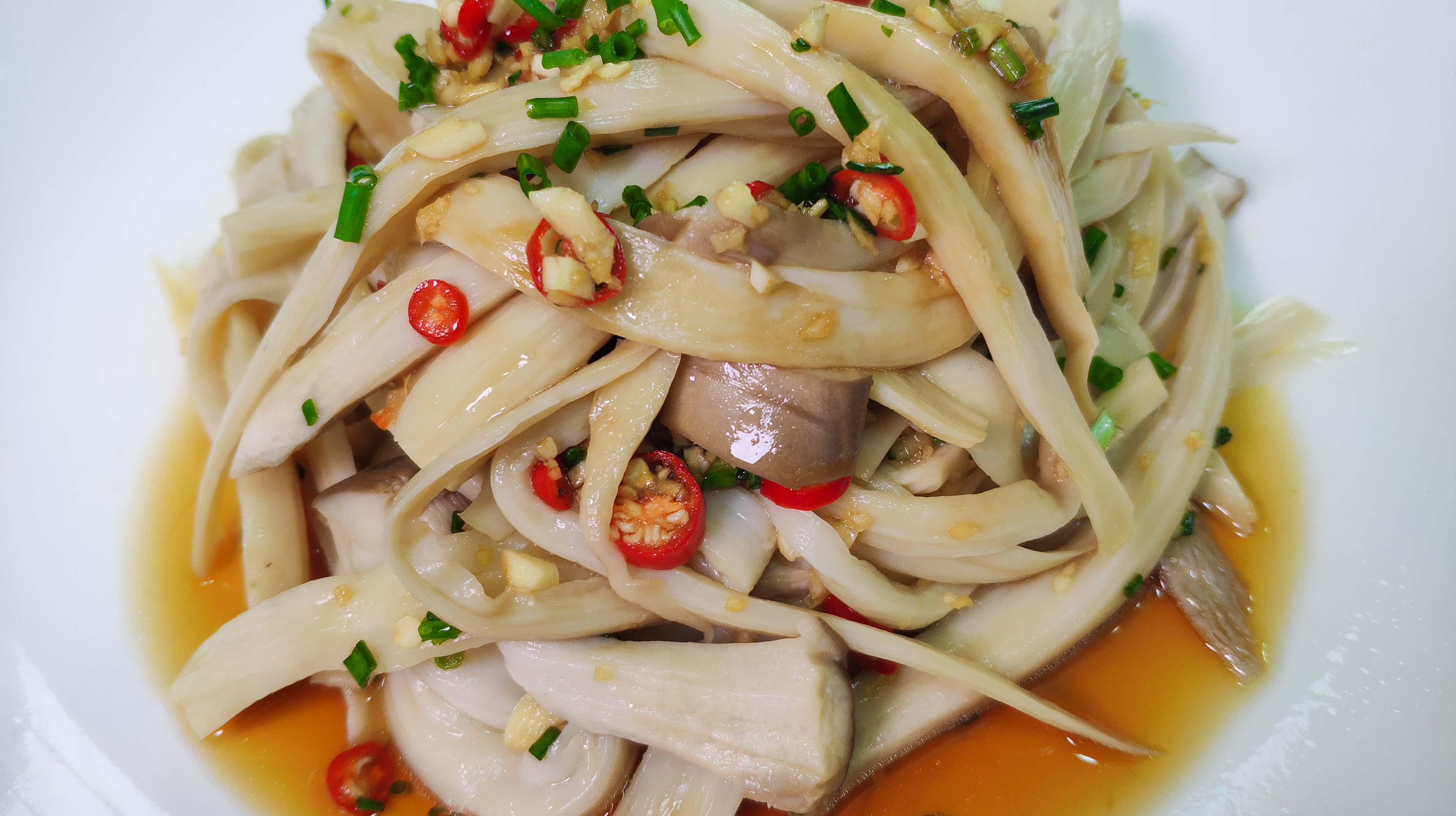 手撕杏鲍菇家常做法,下酒又下饭,简单又营养,一大盘不够吃!