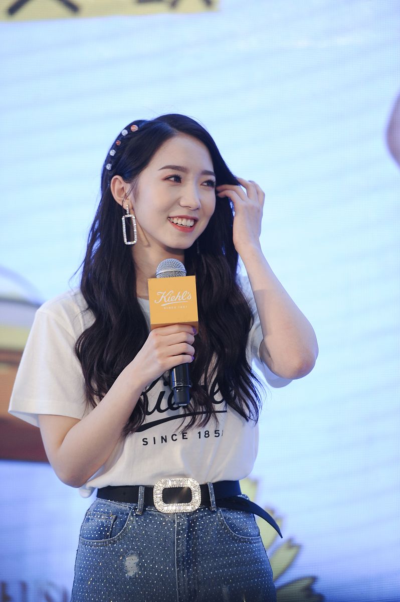 2019年4月24日,上海,孟美岐出席科颜氏品牌活动.孟美岐